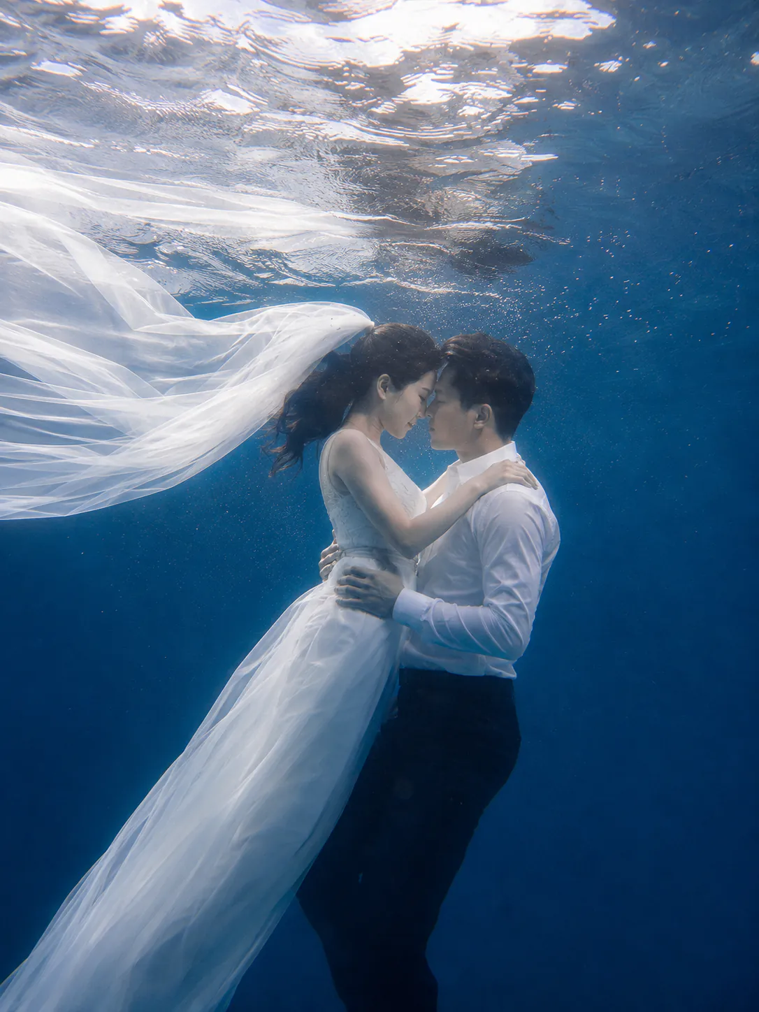 深蓝誓言 · 水下婚纱主题样片：水面最后一吻